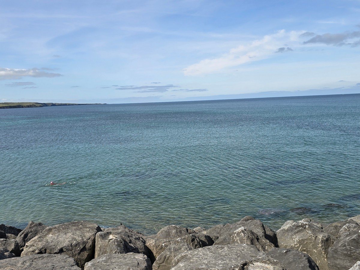 Flat calm with a gentle cross to offshore breeze, 8knt NNE. Air 21C, sea 17.2C, high tide 21:54 and 10:22, low tide 15:13